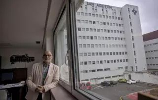 Miguel Rodríguez, gerente del área sanitaria de Avilés: "Un tercio de los pacientes ingresados en el San Agustín es mayor de 80 años"