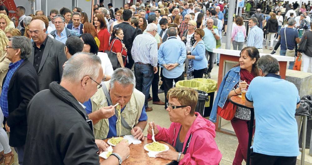 Auf der Mostra de la Llampuga in Cala Ratjada wurden am Sonntag (10.10.) von Tausenden Besuchern bis zu zwei Tonnen Fisch verspeist.