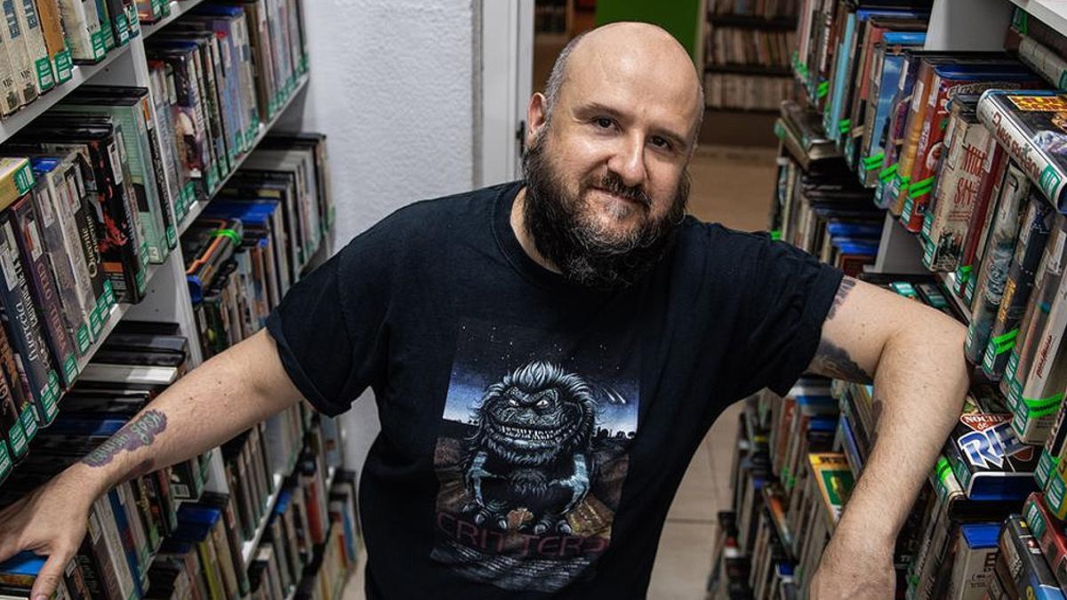 Xavi Sánchez Pons, autor de ’El almanaque del vídeo’, en el pasillo de los VHS de Video Instan.