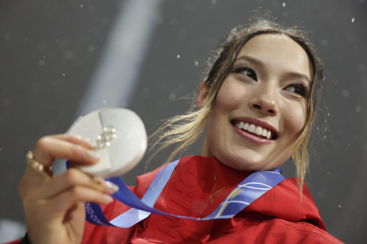 Eileen Gu celebra su medalla de plata en esquí acrobático, Livigno.