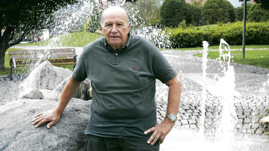 José Enrique Noval, en el parque Centro Habana de Pola de Siero.