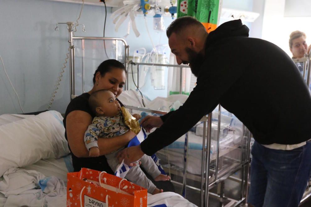 El Atlético Baleares visita la planta infantil del Hospital Son Llàtzer