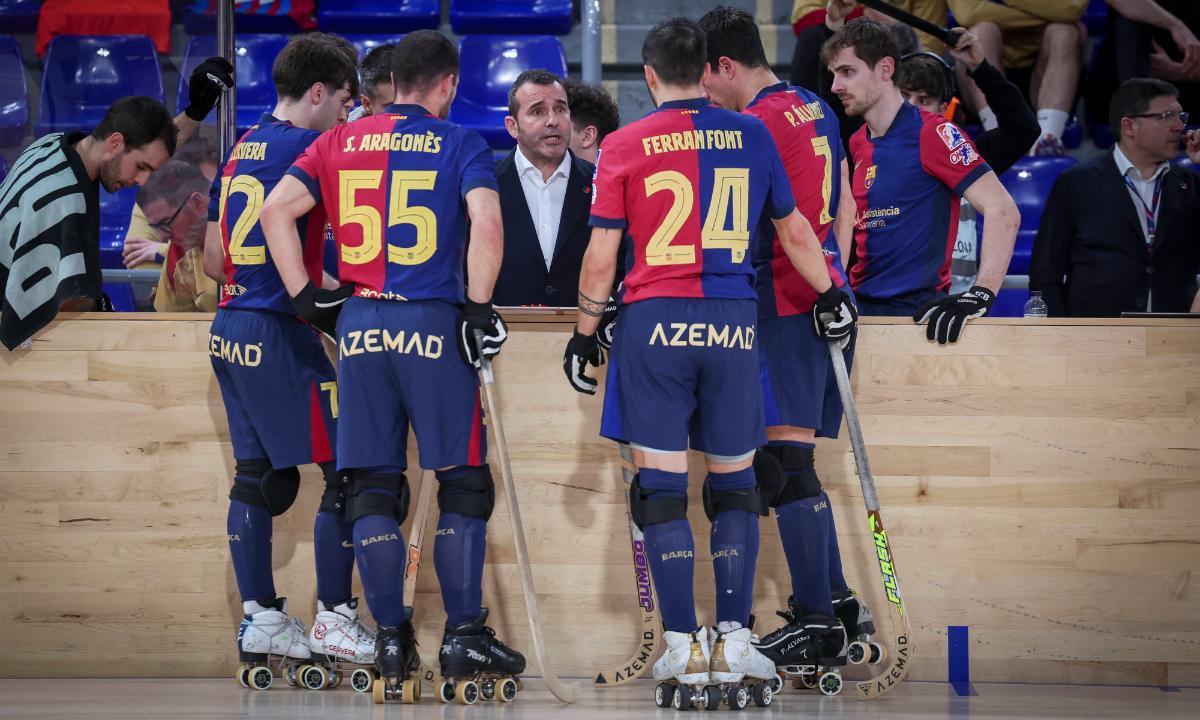David Cáceres da instrucciones a sus jugadores