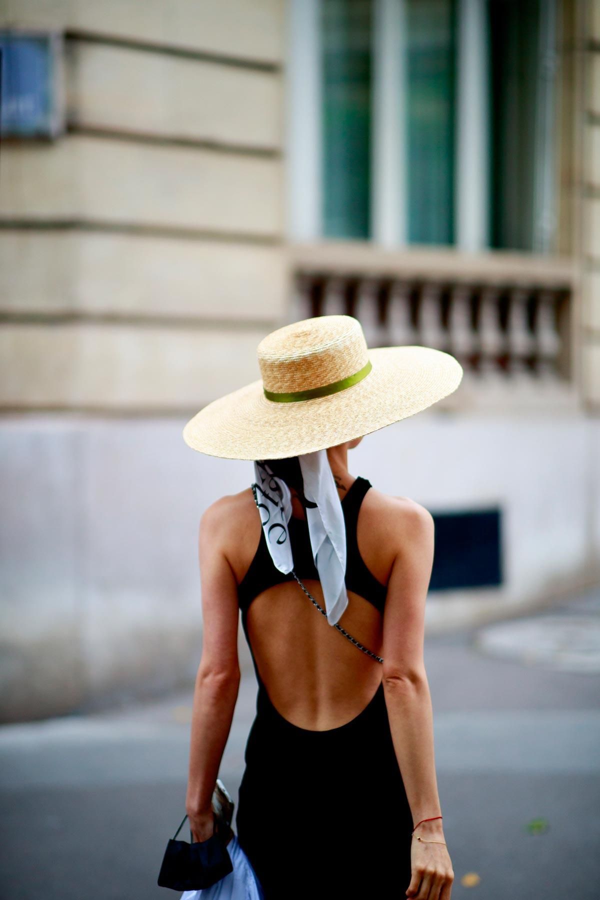 Look visto en el 'street style' de la Alta Costura de París para superar con estilo la ola de calor