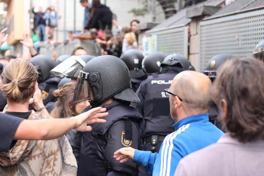 La Policia Nacional desallotja el col·legi Verd de Girona