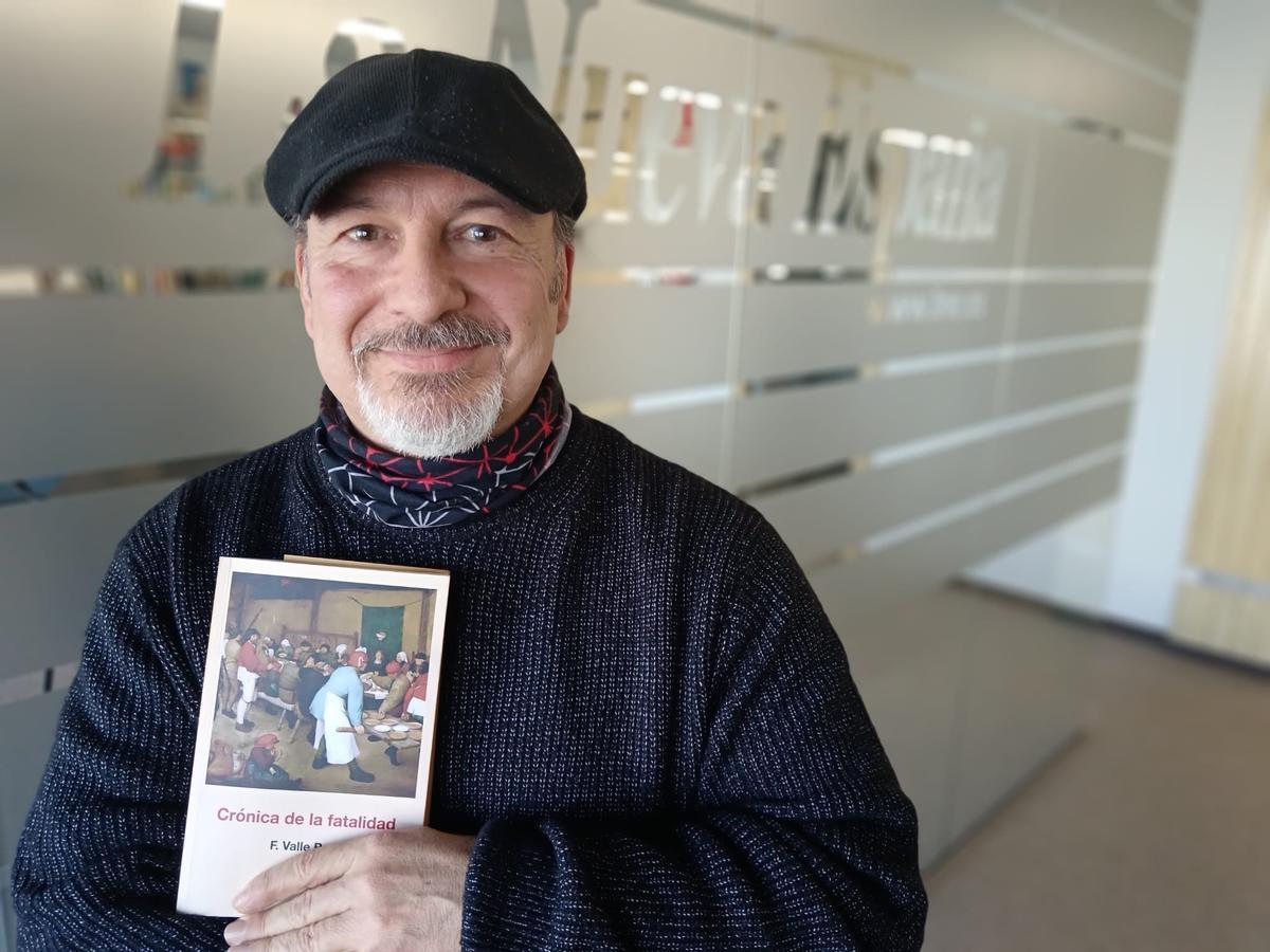 Francisco Valle Poo, con un ejemplar de su primera novela "Crónica de la fatalidad"