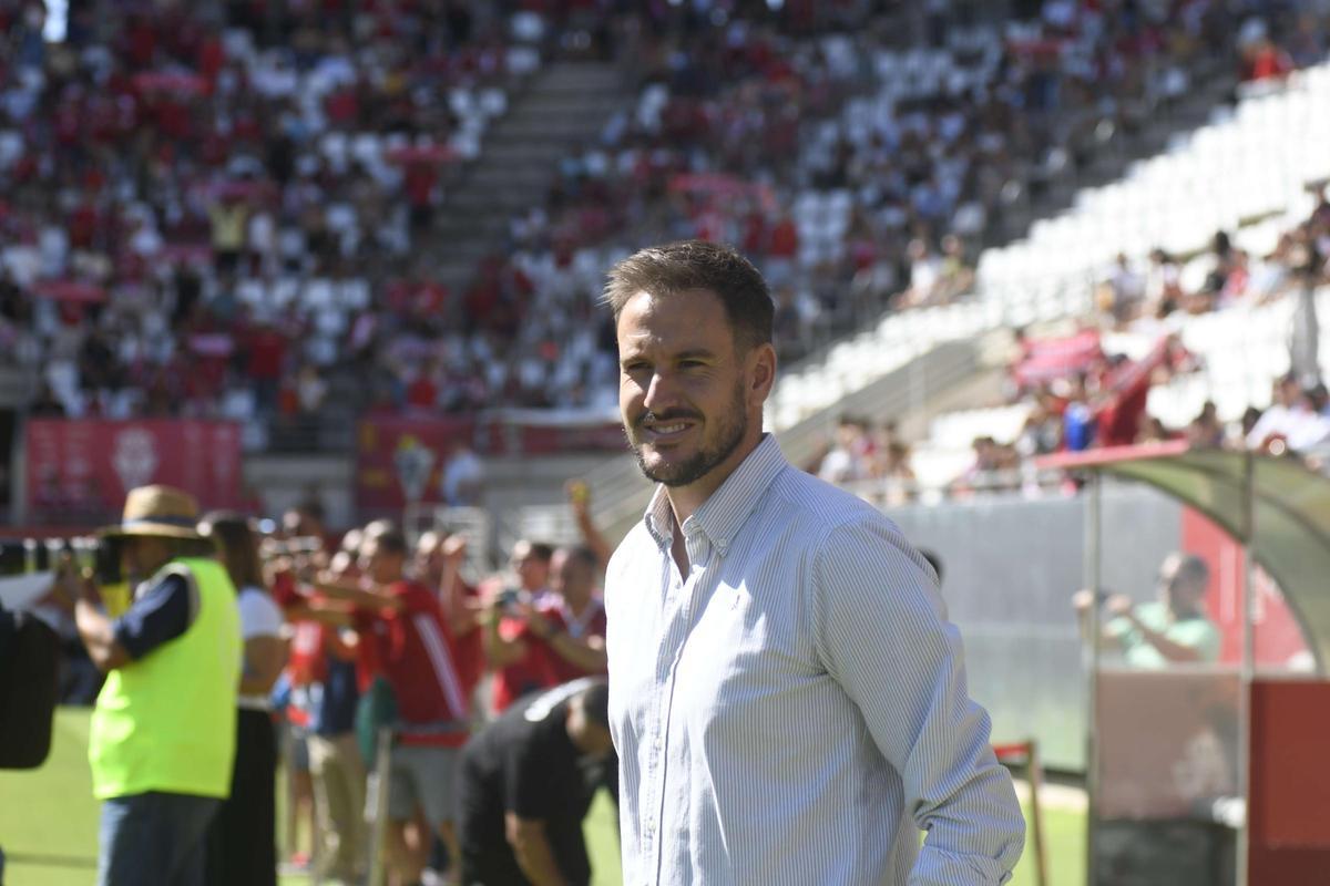 Sergi Guillo, entrenador del Real Murcia, durante su visita a Nueva Condomina con el Mérida en la 2024-2025.