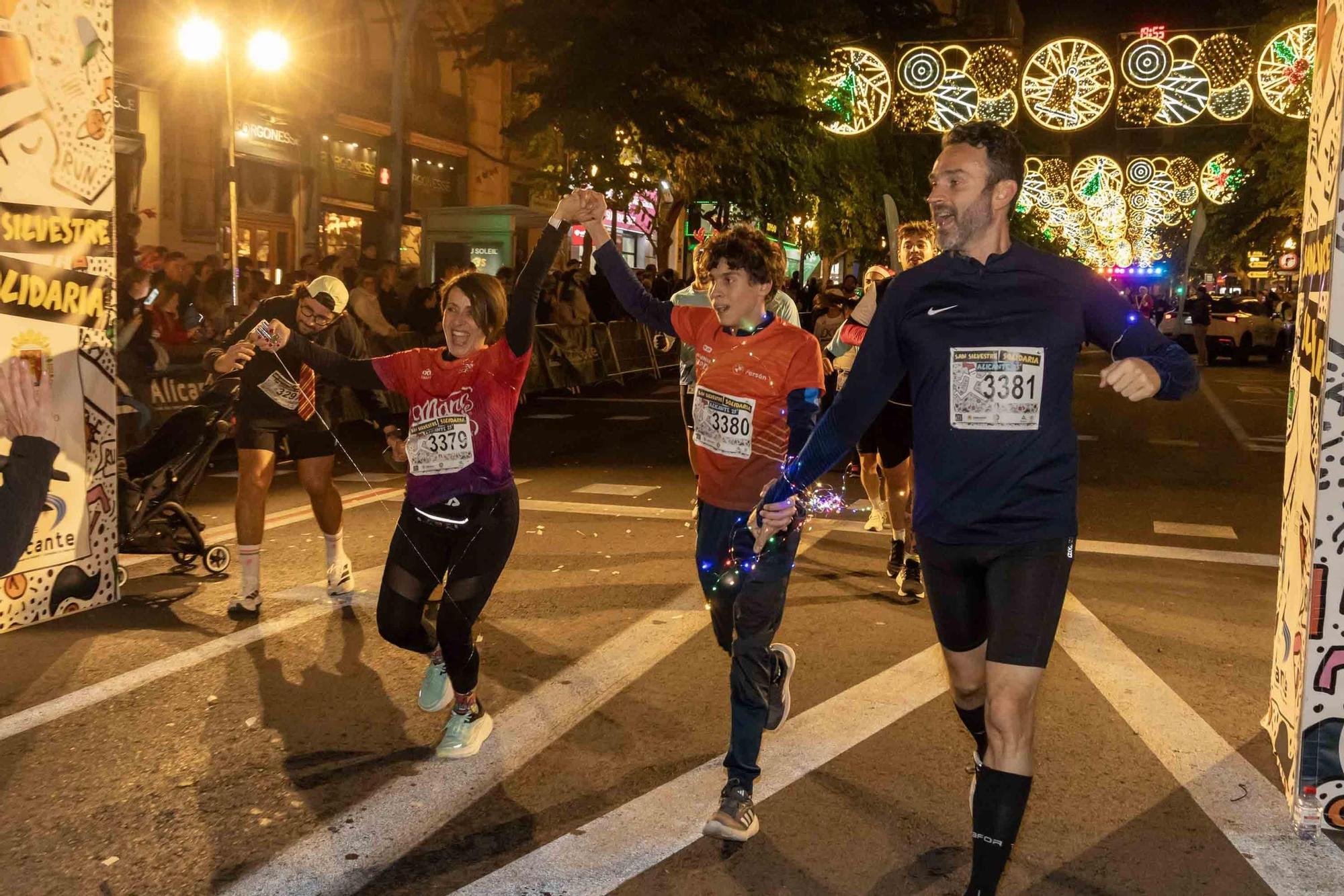 La San Silvestre de Alicante llena de colorido la ciudad