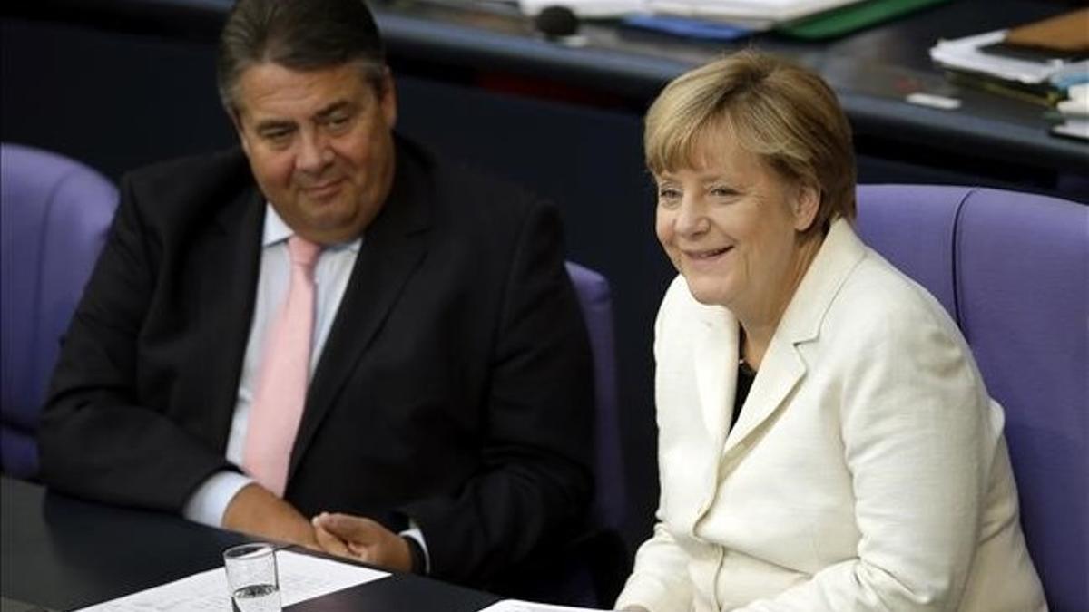 Angela Merkel, junto a su vicecanciller y líder del SPD, Sigmar Gabriel, en el Bundestag.