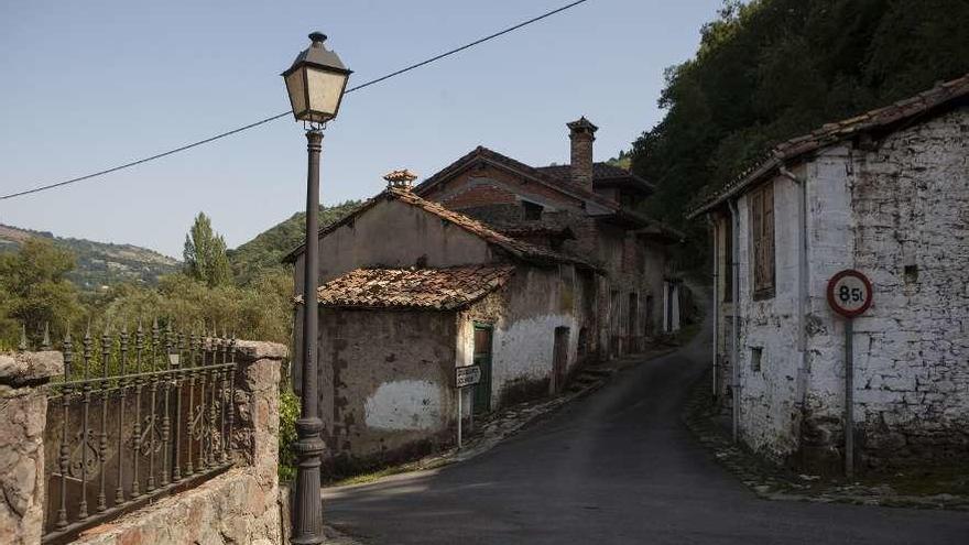 Una de las farolas de iluminación pública en el pueblo de Sienra.