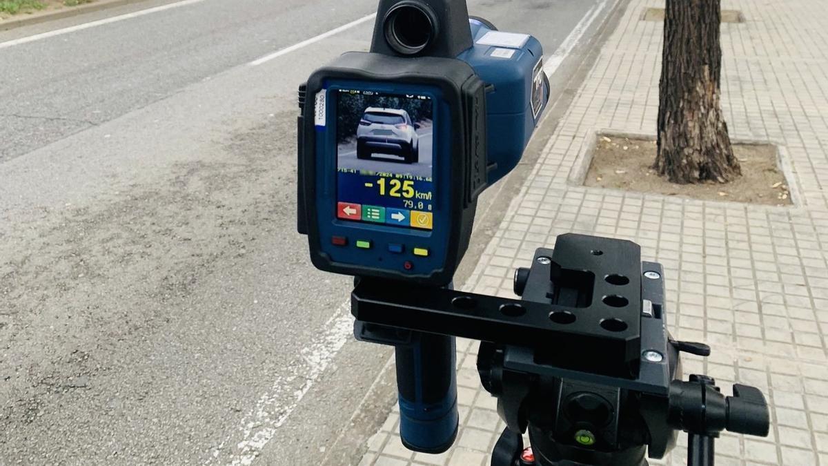 Vídeo | El Supremo y la DGT lo confirman: los radares móviles no te pueden multar si circulas a más velocidad de la permitida pero no superas cierto límite