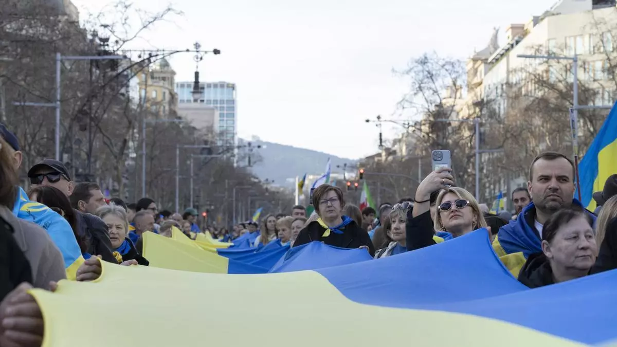 España sale a la calle para denunciar el olvido de Ucrania cuatro años después de la invasión rusa