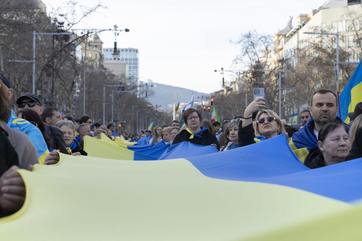 Cientos de personas participan en una manifestación en apoyo a Ucrania.