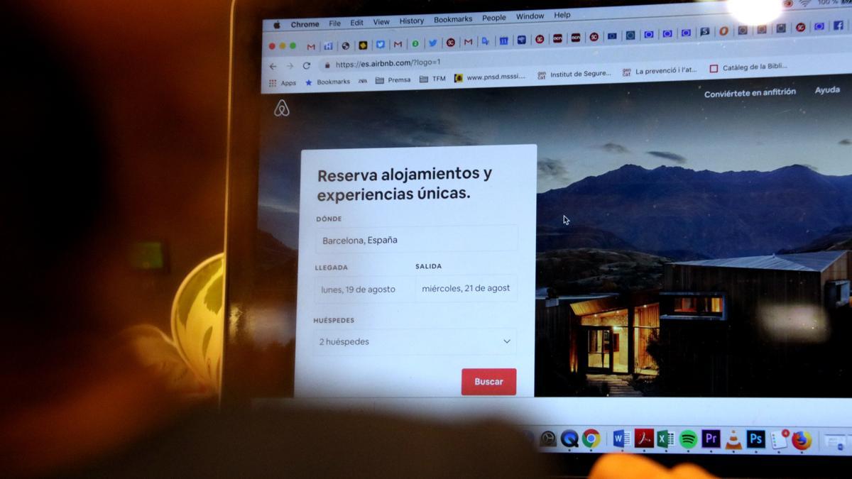 Un usuari consulta la pàgina web d&#039;Airbnb