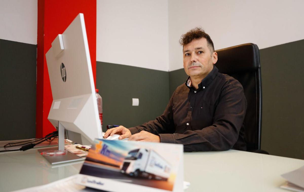 «Debería haber un centro logístico que englobara a todas las empresas de transporte». | VICENT MARÍ