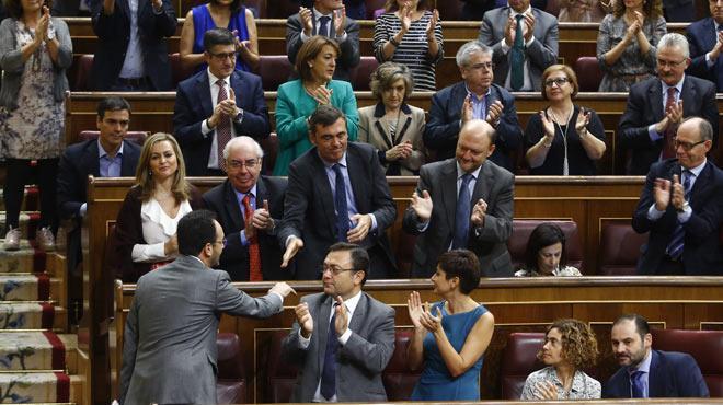 Pedro Sánchez no aplaudeix les intervencions d’Antonio Hernando en el debat d’investidura de Mariano Rajoy.