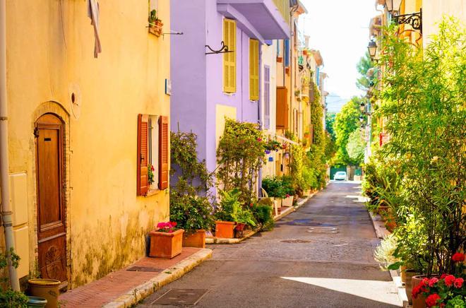 Calle en Grasse, en la Provenza francesa