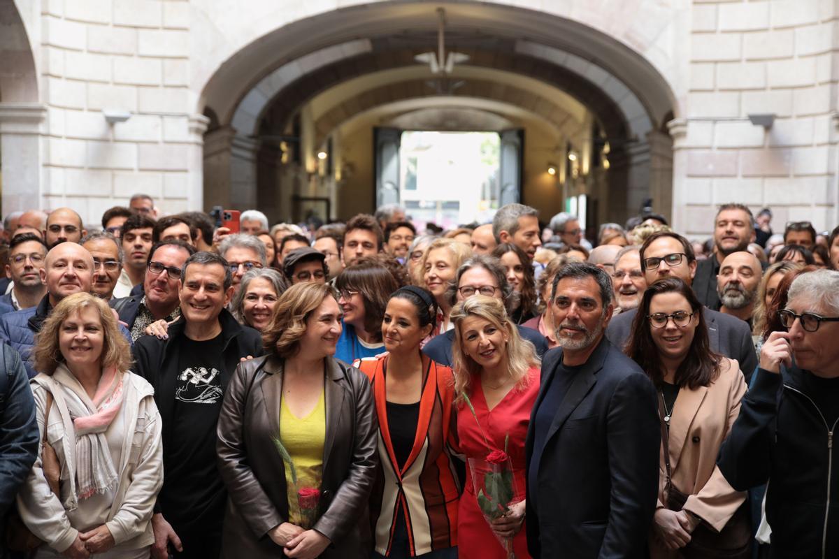 La alcaldesa de Barcelona, Ada Colau, ha abierto junto a la vicepresidenta segunda del Gobierno, Yolanda Díaz, y algunos escritores la fiesta de Sant Jordi, en el Palau de la Virreina.