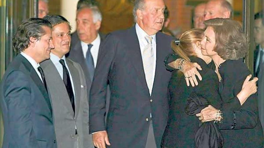 Doña Sofía se funde en un abrazo con la viuda de Sabino Fernández Campo, en presencia del Rey.