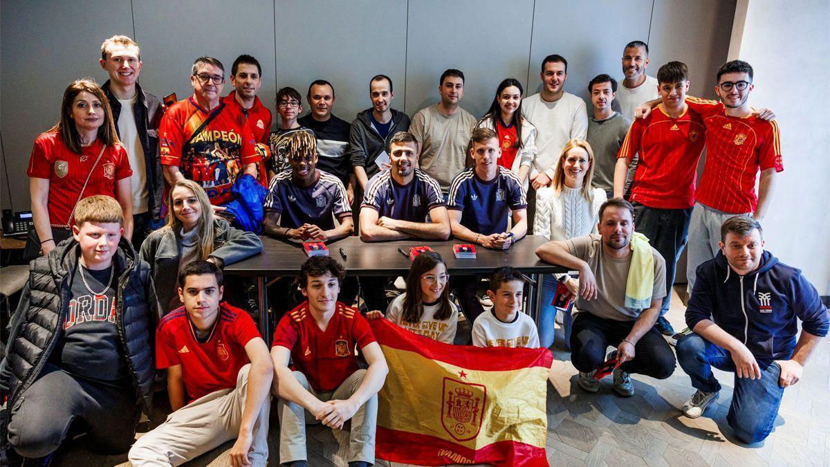 Nico Williams, Rodri y Dani Olmo tuvieron un encuentro con aficionados en Londres.