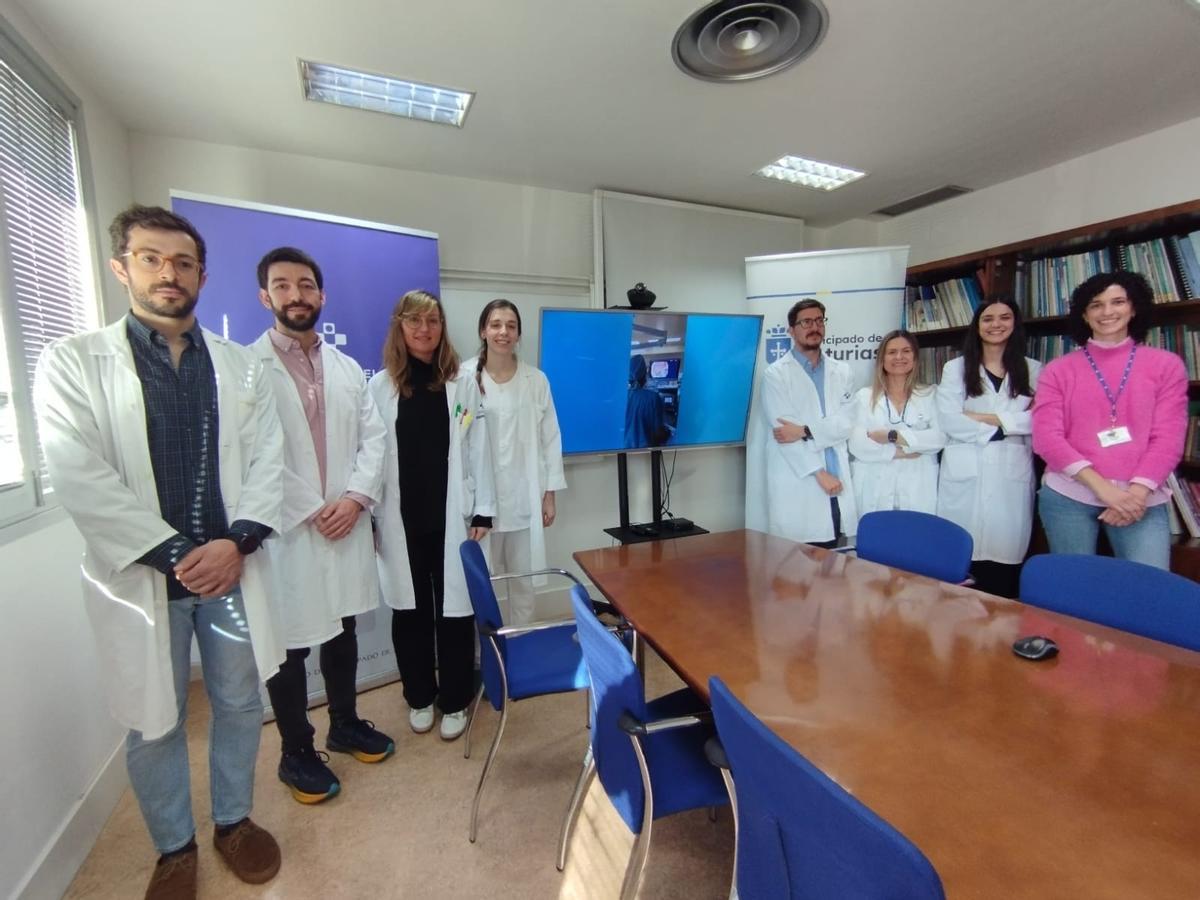 Por la izquierda, el médico de Digestivo, Pablo Argüelles; el endocrino, Raúl Rodríguez Escobedo; los médicos de Digestivo Paloma Álvarez,  Ana López Mourelle y Benito Hermida; la enfermera Susana Uría; la médica de Digestivo, Marta Ramos y la directora de Atención Sanitaria y Salud Pública en la cuenca del Nalón, Sandra Charro.