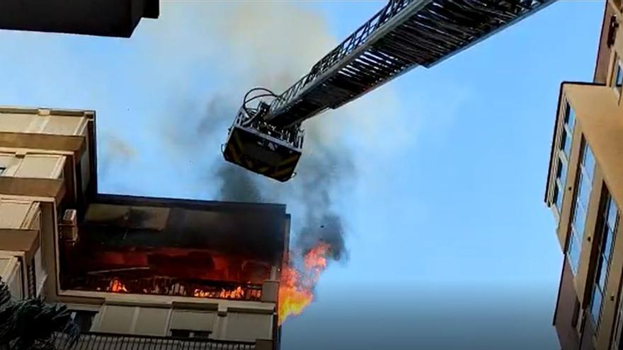 La escala de los bomberos, haciendo frente a las llamas.