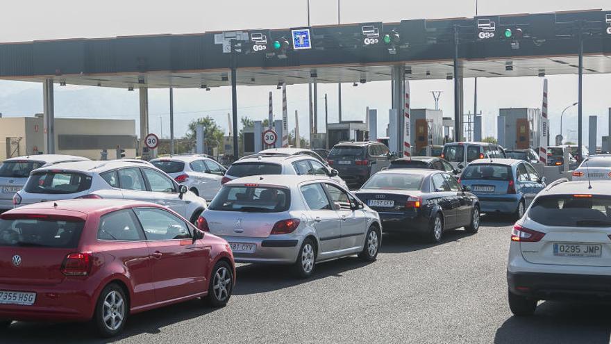 Colas de coches en los accesos y playas a rebosar en Benidorm