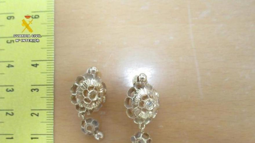 Detenida por arrancar los pendientes de oro a una anciana y desgarrarle los lóbulos en San Vicente