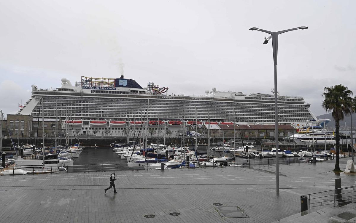 Vista del «Norwegian Breakway» en Vigo desde As Avenidas