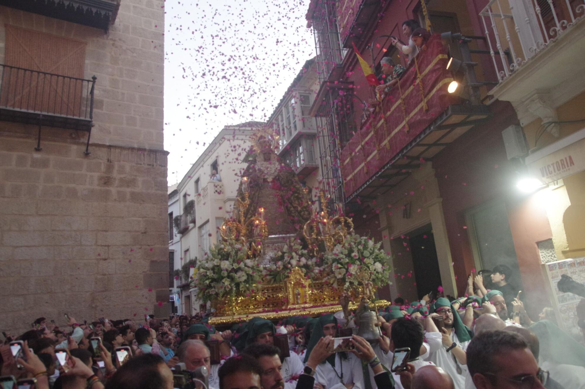 Procesión triunfal de regreso de la Virgen de la Esperanza a su basílica tras su peregrinación a Roma