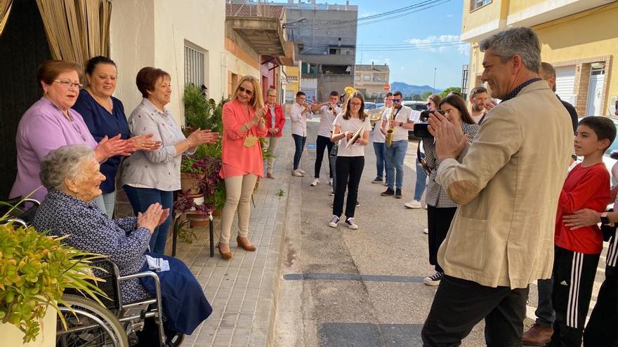 Banda musical, familia y representantes del ayuntamiento felicitan a Consuelo por sus 107 años.