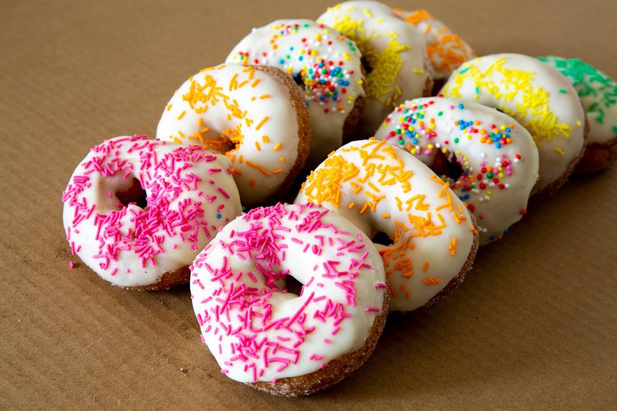 Donuts caseros con diferentes sabores y adornos.