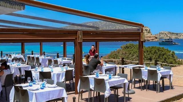 La espectacular terraza de Ses Roques, con vistas a s’Illa des Bosc. | | SES ROQUES