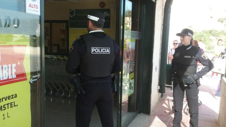 Policía y Guardia Civil vigilan en Xixona que no haya aglomeraciones en los supermercados