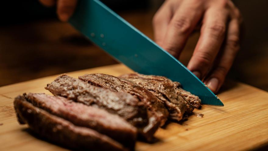 Esto le pasa a tu caca cuando dejas de comer carne roja