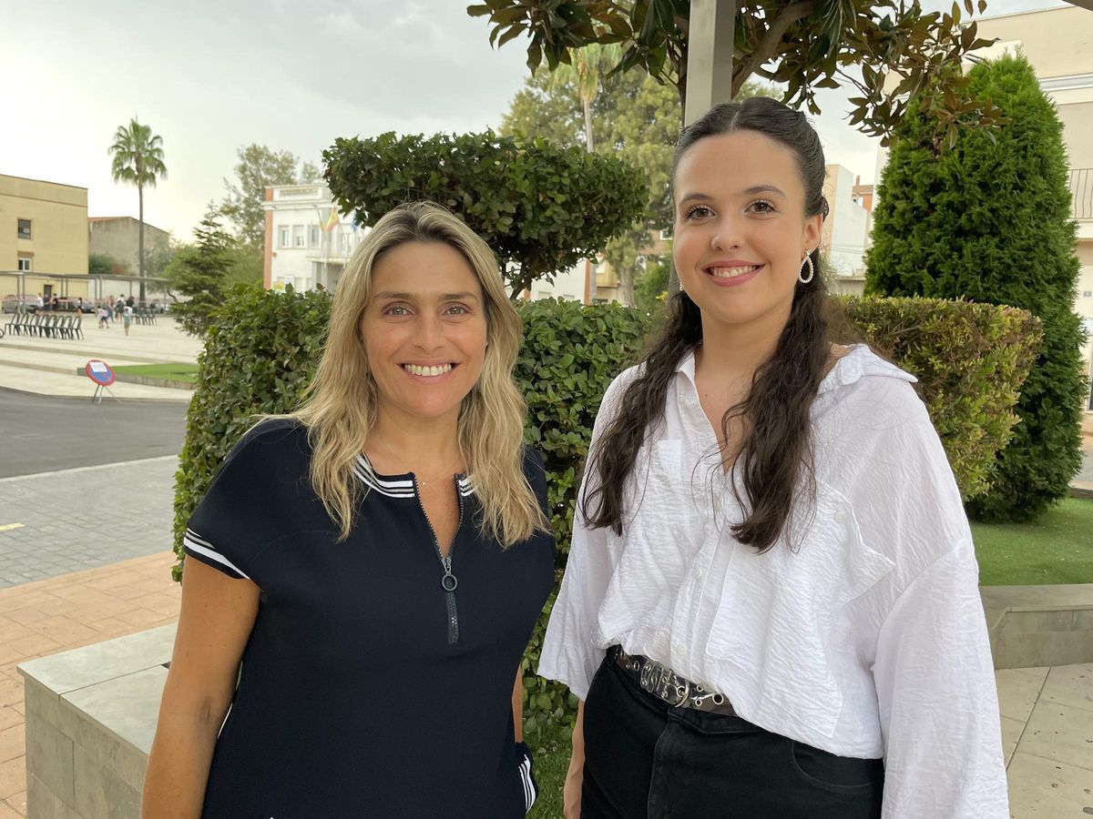 La alcaldesa, Marta Barrachina, y la reina de las fiestas 2023, Idaira Alba Traver.