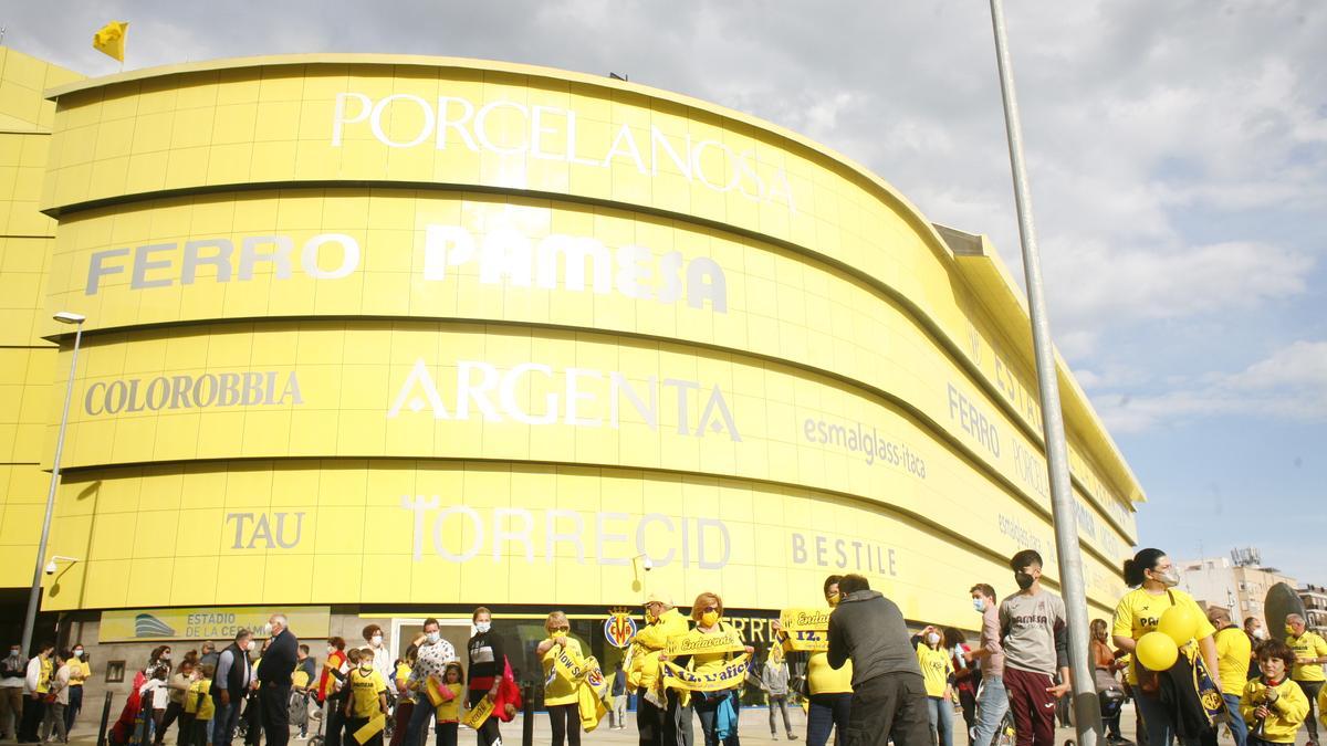 GALERÍA DE FOTOS | Así han recibido al equipo en los aledaños del estadio