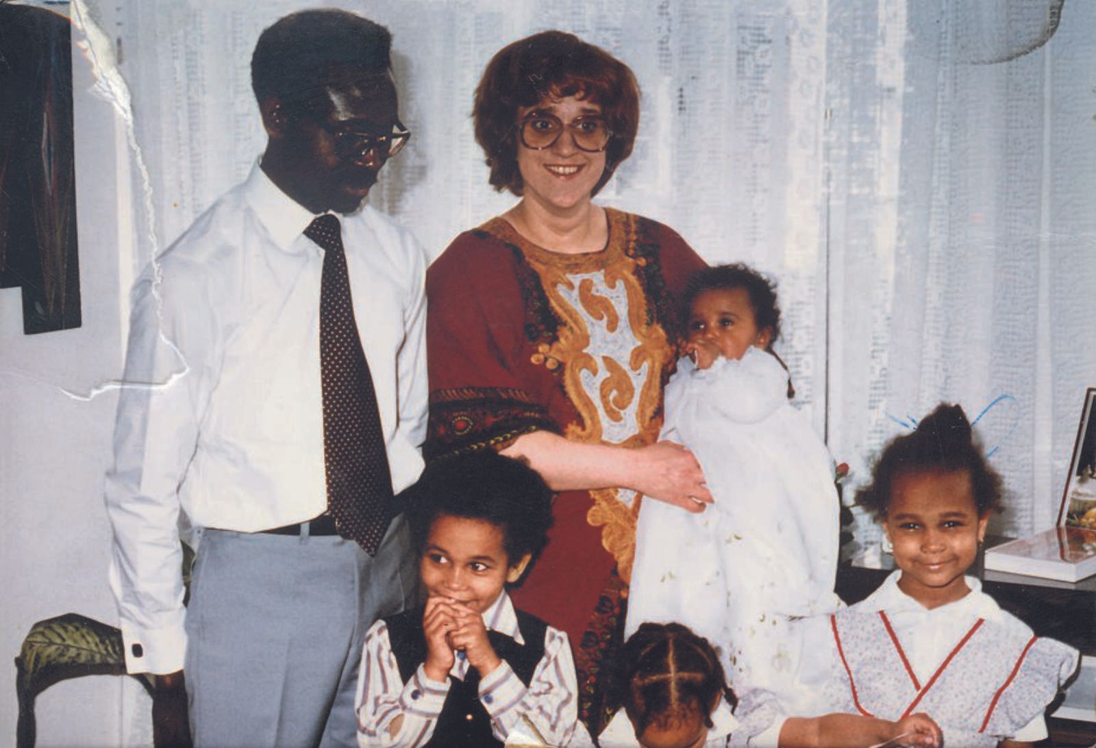 Ein Familienfoto mit Daniels Eltern und Schwestern. 