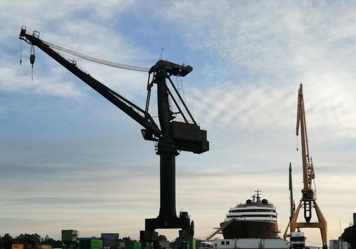 El “Evrima”, al fondo, en Santander. |   // FDV