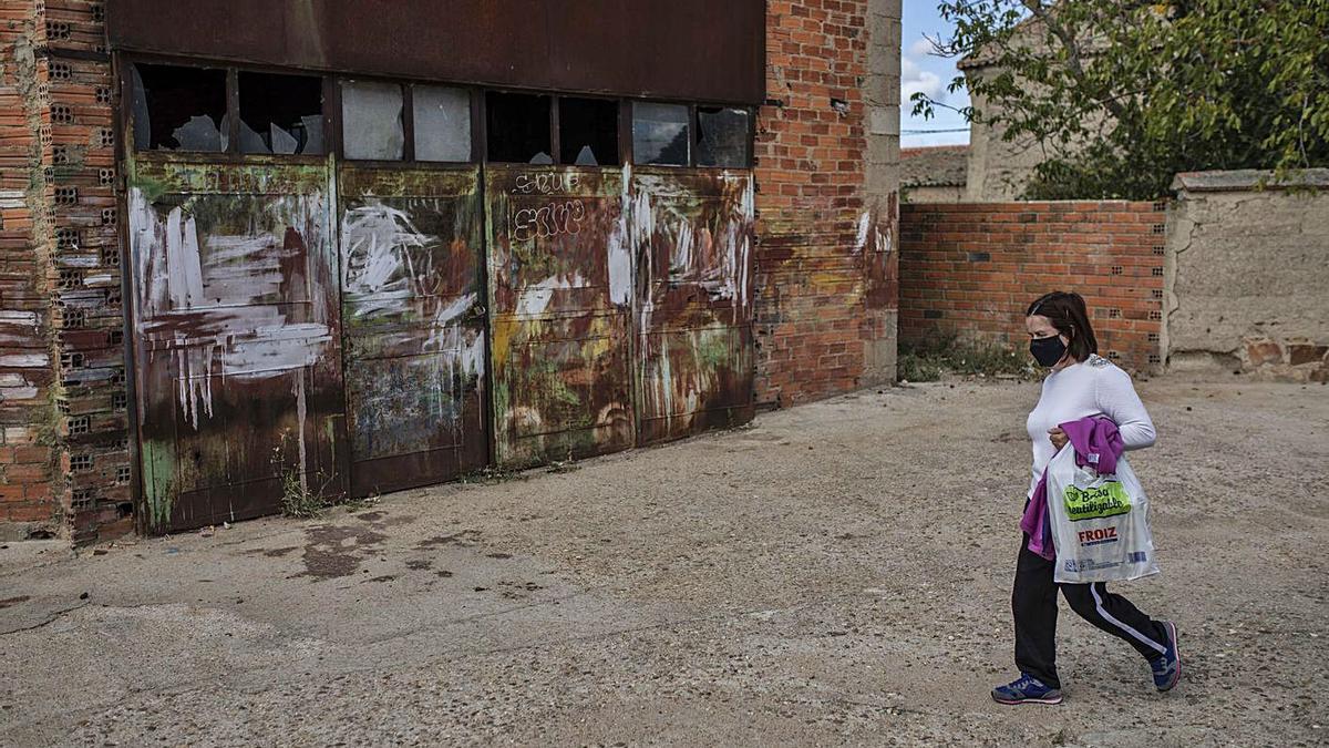 Una mujer camina por las calles de Piedrahíta de Castro. | Nico Rodríguez