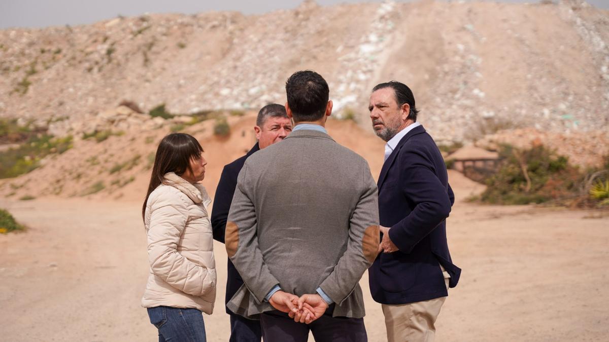 Los representantes del Govern balear y del Consell insular frente a la montaña de escombros clausurada