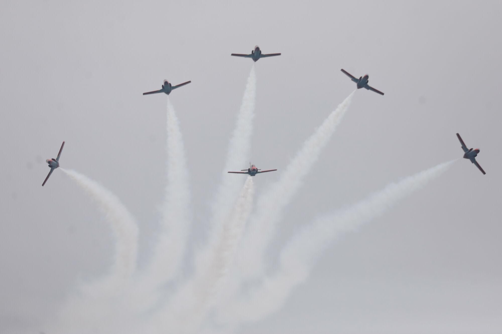 Festival aéreo ‘Aire 2025’, en el Centro Deportivo y Cultural del Ejército del Aire y del Espacio (C.D.S.C.M.E.A.) 'Fernández de Tudela', a 15 de junio de 2025, en San Javier, Región de Murcia (España). Este festival, que se celebra en conmemoración del 40º aniversario de la Patrulla Águila, reúne a las mejores patrullas acrobáticas de Europa, junto con otras aeronaves históricas y de actualidad del Ejército del Aire y del Espacio. 15 JUNIO 2025;FESTIVAL;AÉREO;AIRE;EXHIBICIÓN Edu Botella / Europa Press 15/06/2025. Edu Botella;