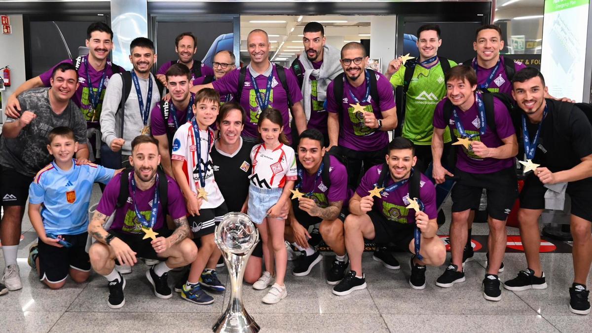 La plantilla del Palma Futsal posa en Son Sant Joan con la Champions League