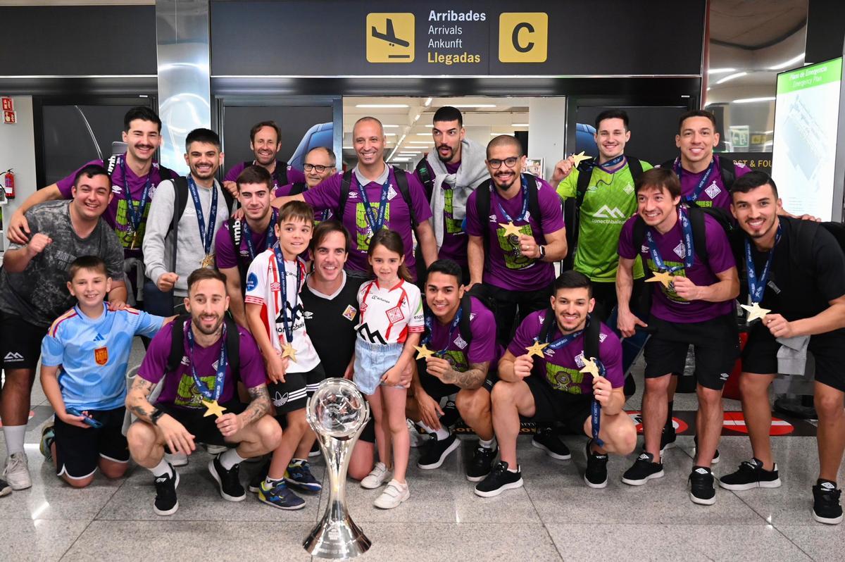 La plantilla del Palma Futsal posa en Son Sant Joan con la Champions League