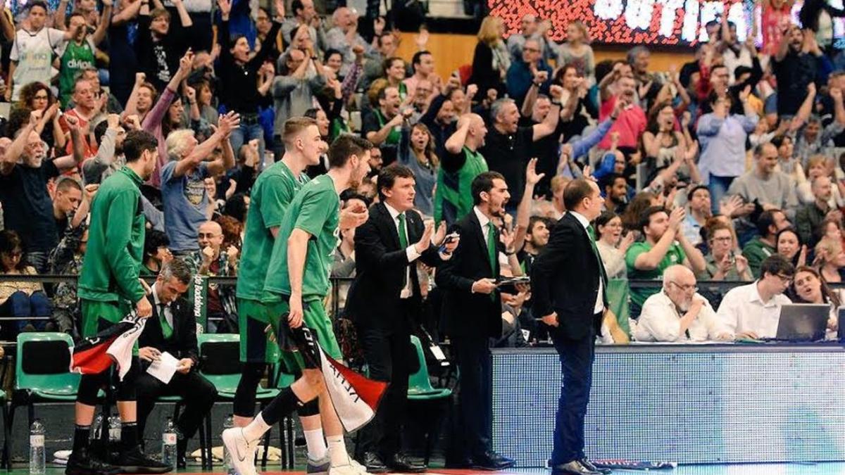 El banquillo del Joventut celebra en pie una canasta en el triunfo del domingo ante el Valencia