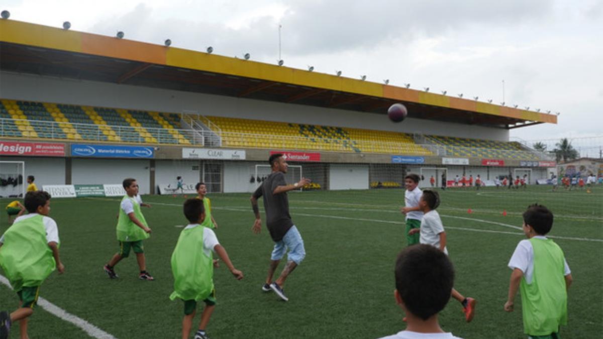 Neymar jugó con los niños