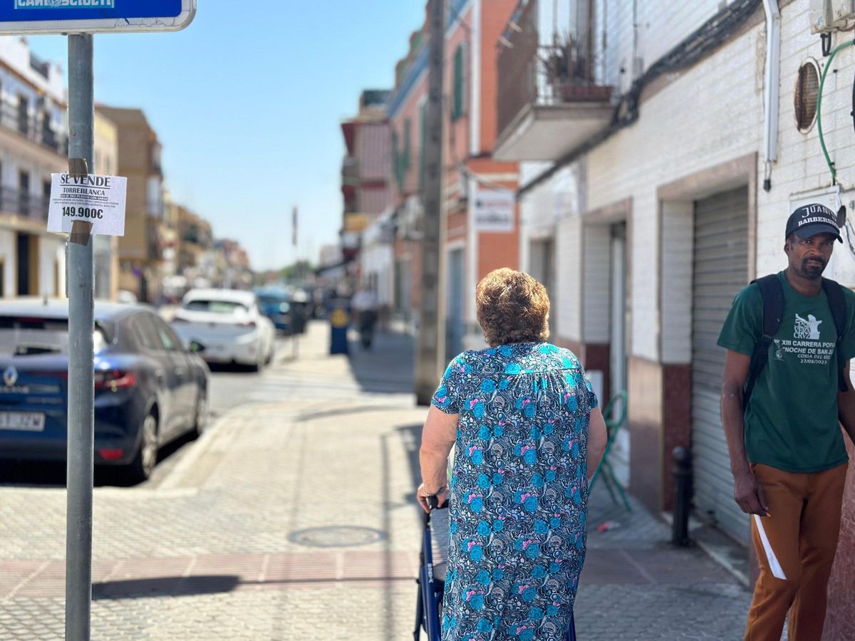 Dos vecinos pasean por la calle Torrelaguna.