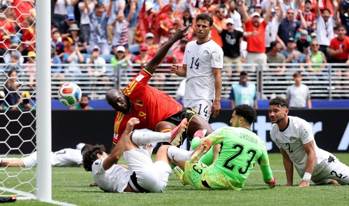 Un autogol forçat per Lukaku evita la derrota de Bèlgica