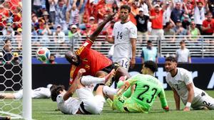 Un autogol forçat per Lukaku evita la derrota de Bèlgica
