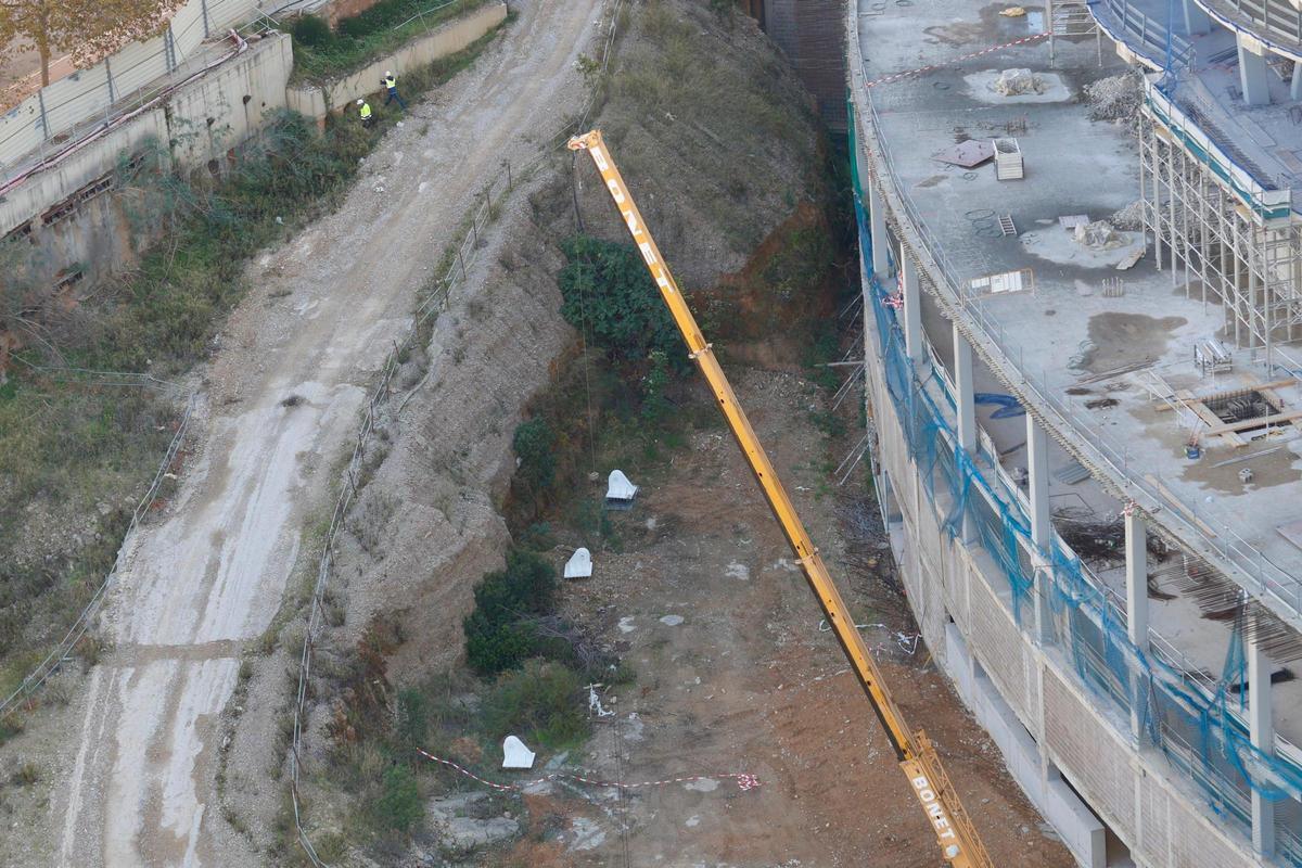 Una grúa de grandes dimensiones distribuye los anclajes por el perímetro del estadio.